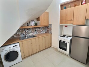 Fridge, oven, stovetop, coffee/tea maker