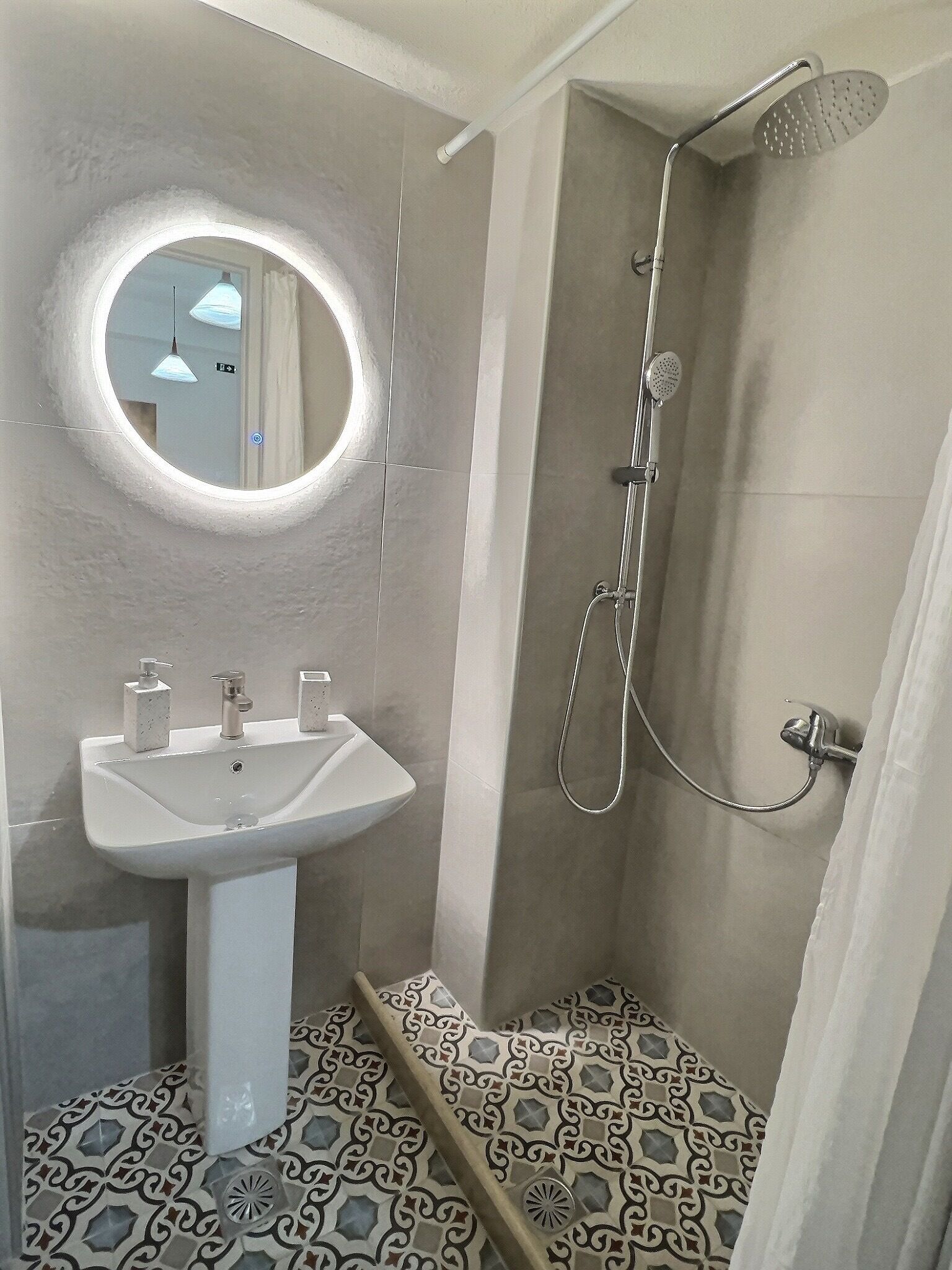 Douche, articles de toilette gratuits, sèche-cheveux