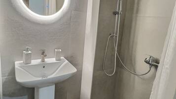 Douche, articles de toilette gratuits, sĂšche-cheveux