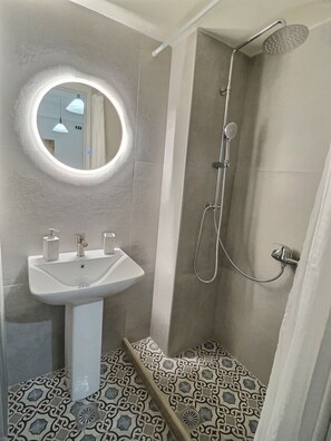 Shower, free toiletries, hair dryer, towels - Old Town Apartment, Near the Beach (Rethymno)