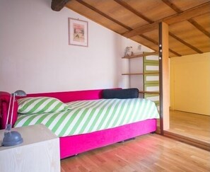 2 slaapkamers, een bureau, een strijkplank/strijkijzer, reisbedje