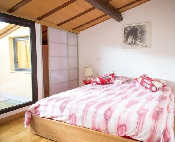 2 bedrooms, desk, iron/ironing board, travel crib