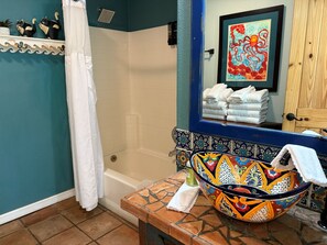 Combined shower/tub, towels