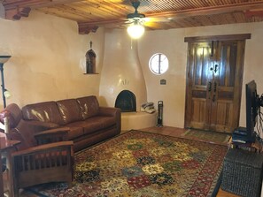 Televisión, chimenea y reproductor de DVD 