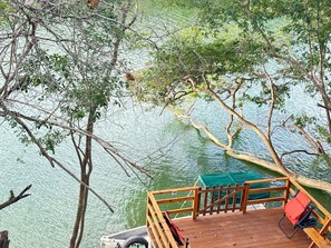 Property grounds - Amazing Jungle Tree House right over the river with bikes and canoe  (Burrell Boom Village)
