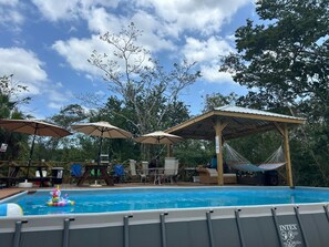 Una piscina al aire libre