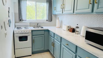 雪櫃、微波爐、焗爐、爐具