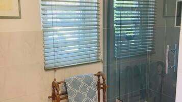 淋浴设施、吹风机、毛巾、肥皂