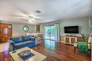 Televisión, reproductor de DVD y libros 