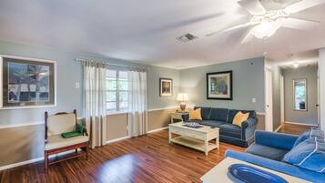 Televisión, reproductor de DVD y libros