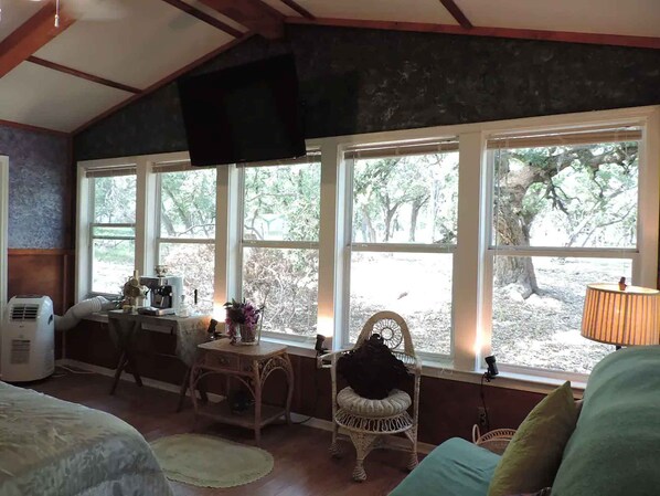 Fer et planche à repasser, lit parapluie, Wi-Fi gratuit, draps fournis