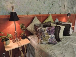 Iron/ironing board, travel cot, free WiFi, bed sheets