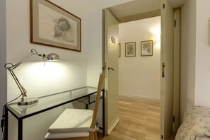 3 quartos, ferros/tábuas de passar roupa, Wi-Fi, roupa de cama