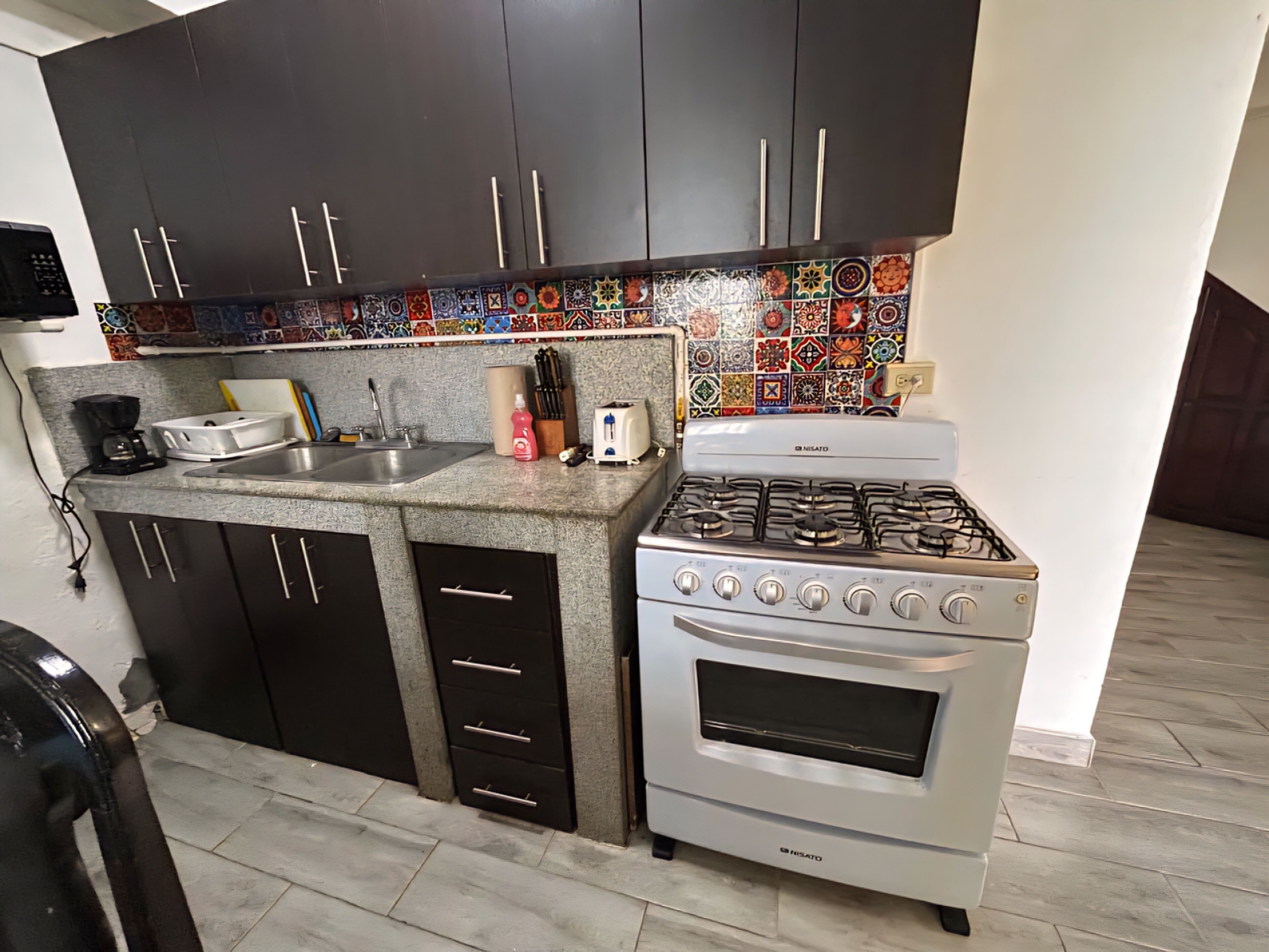 冷蔵庫、電子レンジ、オーブン、コンロ