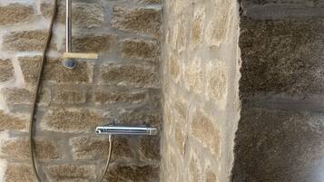 Ensemble douche/baignoire, sèche-cheveux, serviettes fournies