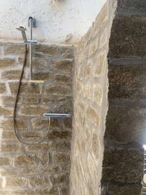 Duschwanne, Haartrockner, Handtücher, Toilettenpapier