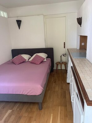 2 bedrooms, travel cot, free WiFi, bed sheets - quiet charming little house with pool and sea walk in Porticcio center  (Grosseto-Prugna)