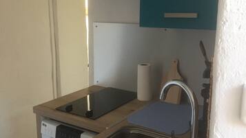 Een koelkast, een oven, een kookplaat, een vaatwasser