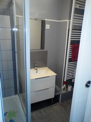 Tina, secadora de cabello, bidet, toallas