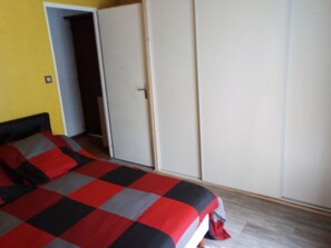 1 chambre, fer et planche Ă repasser, Wi-Fi gratuit, draps fournis