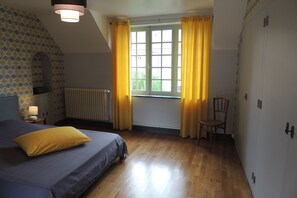 4 bedrooms, iron/ironing board, WiFi