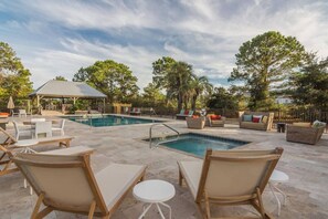 Piscina all'aperto, una piscina riscaldata