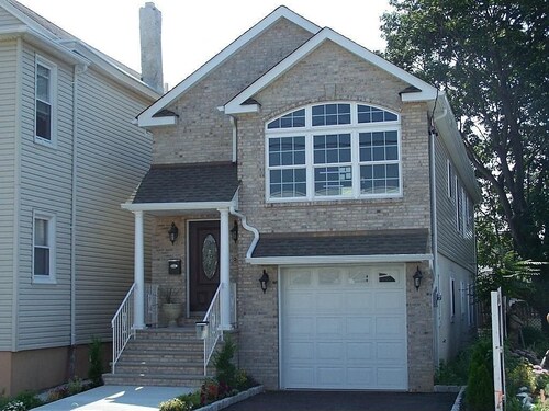 15 mins away from NYC & American Dream Mall. 3 BR -2 Baths. Free Washer & Dryer