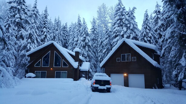 A cabin with a garage and a driveway leading to a car. - Cozy Studio Apartment Near Crystal Mtn Ski Resort & Mt Rainier National Park (Enumclaw)