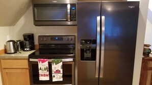 A kitchen with a stainless steel refrigerator, microwave, and oven. - Cozy Studio Apartment Near Crystal Mtn Ski Resort & Mt Rainier National Park (Enumclaw)