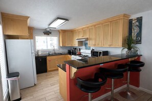 Refrigerador, microondas y cafetera y tetera 