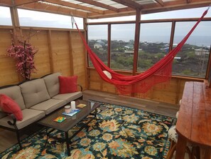 Tv, dvd-spelare och böcker