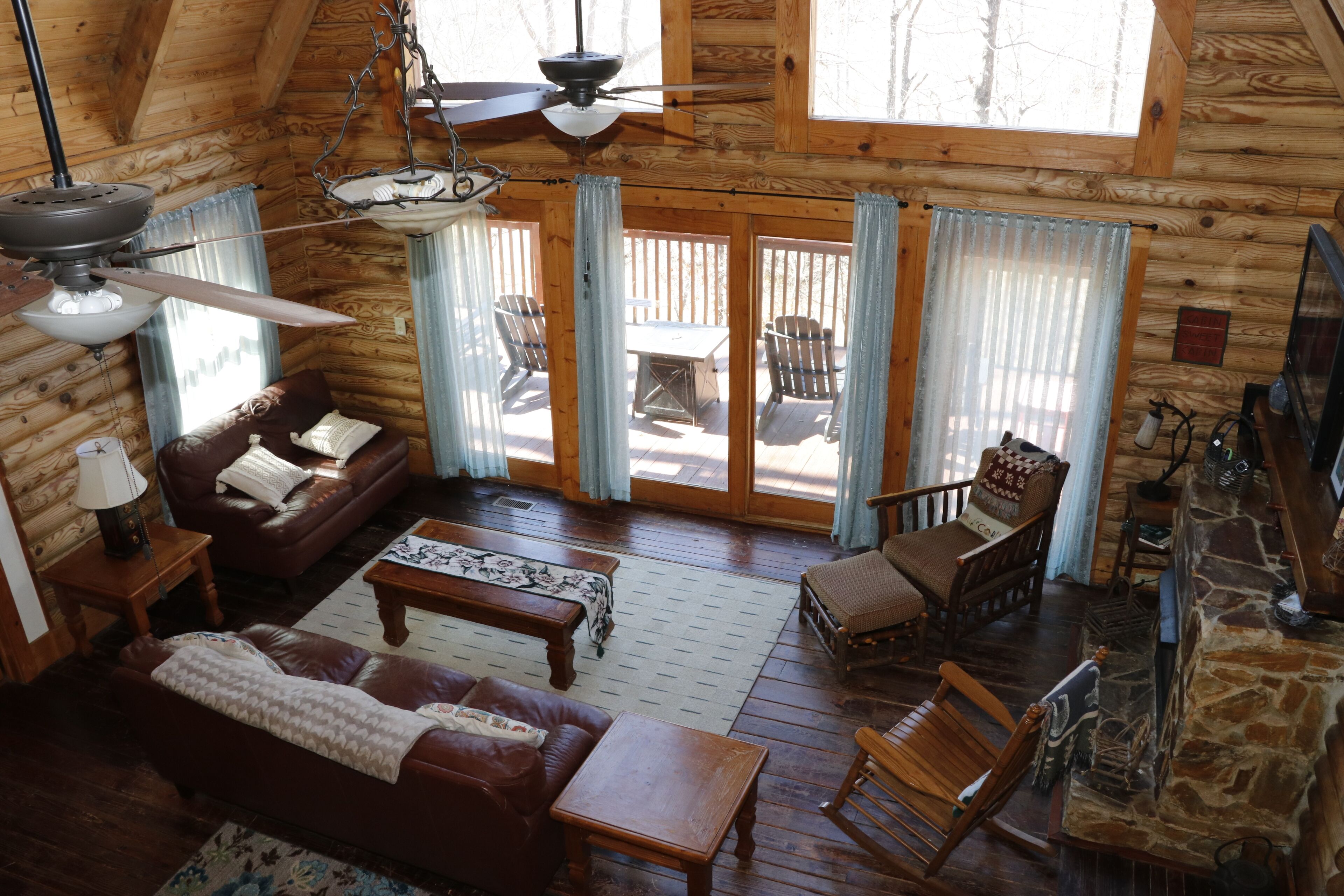 TV connectée, cheminée, jeux vidéo, table de tennis de table