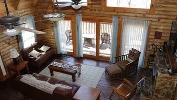 TV connectée, cheminée, jeux vidéo, table de tennis de table