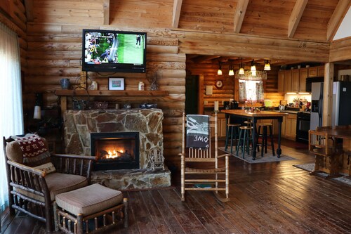 LOGHOME-SLEEPS 12 - FAST WIFI, HOT TUB, FIREPIT, GAME ROOM, KAYAKS - LAKE LURE