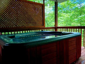 Outdoor spa tub - LOGHOME-SLEEPS 12 - FAST WIFI, HOT TUB, FIREPIT, GAME ROOM, KAYAKS - LAKE LURE (Lake Lure)