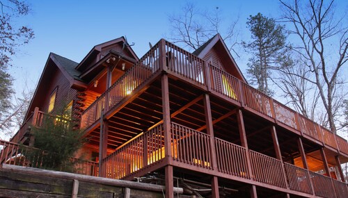 LOGHOME-SLEEPS 12 - FAST WIFI, HOT TUB, FIREPIT, GAME ROOM, KAYAKS - LAKE LURE