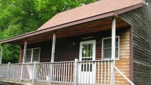 A wooden cabin with a porch, a front door, and a staircase leading to the entrance. - Cabin on 4 acres/very private/Dogs OK/Easy Drive from Philly and NYC (Jackson)