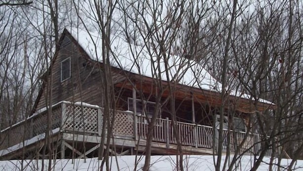 A wooden cabin with a balcony, surrounded by bare trees. - Cabin on 4 acres/very private/Dogs OK/Easy Drive from Philly and NYC (Jackson)