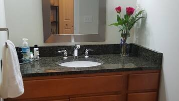 Suihku, hiustenkuivaaja