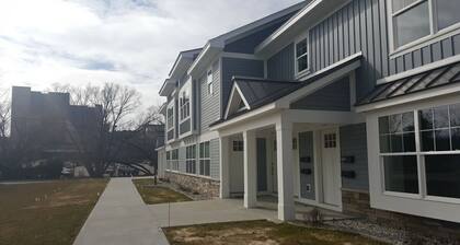 Modern Condo by State Hospital!- Elmwood