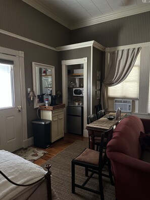 1 bedroom, desk, iron/ironing board, free WiFi - Private Suite within my Historial  Home. Built in 1917. (Abbeville)