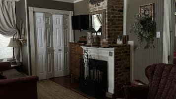 Smart TV, chimenea y libros