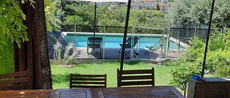 تناول الطعام بالخارج