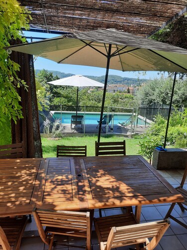 Belle maison spacieuse et calme au cĆur de la Provence verte, vue dĂ©gagĂ©e
