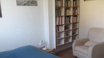 4 habitaciones, tabla de planchar con plancha, wifi y ropa de cama