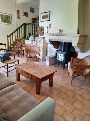 Télévision, cheminée, lecteur de DVD, table de tennis de table