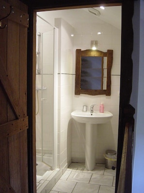 Douche, sèche-cheveux, serviettes fournies