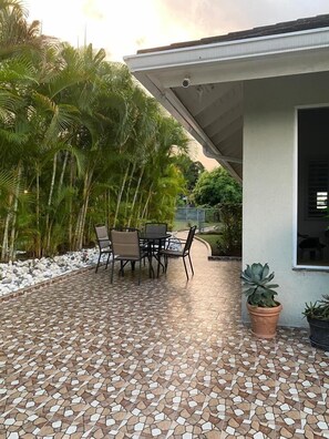 تناول الطعام بالخارج