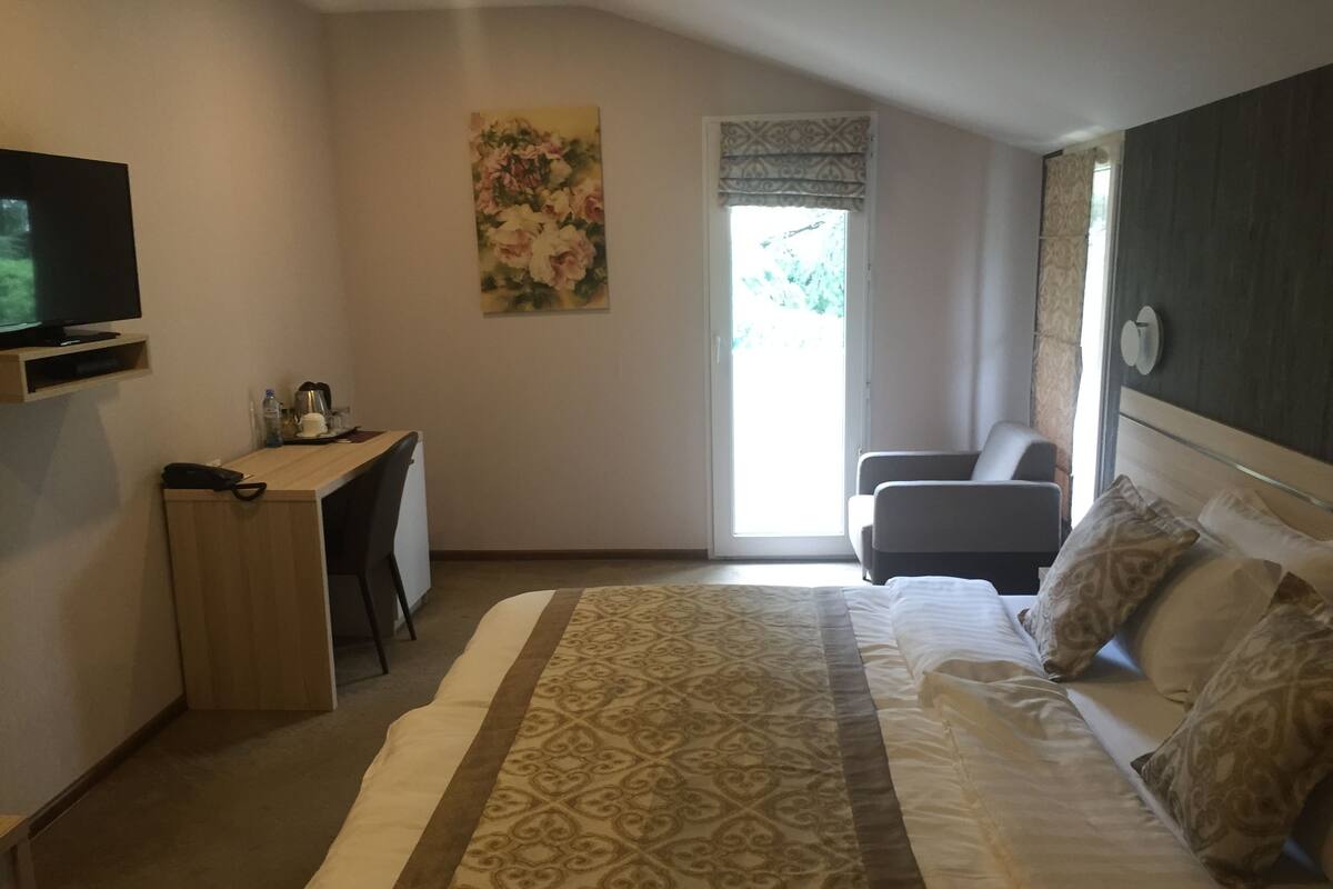 Habitación Deluxe con 1 cama doble o 2 individuales, balcón | Ropa de cama hipoalergénica, minibar, caja fuerte