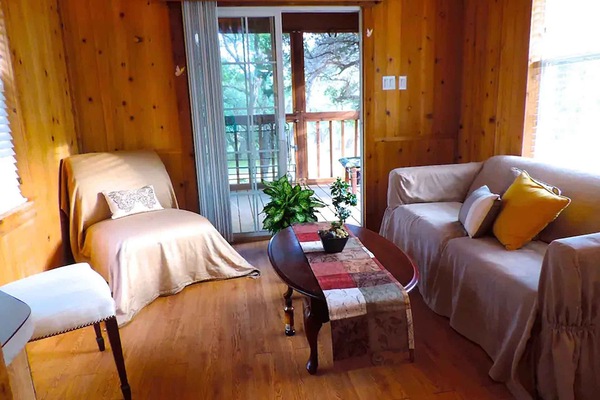 Tv, pejs, dvd-afspiller, bøger